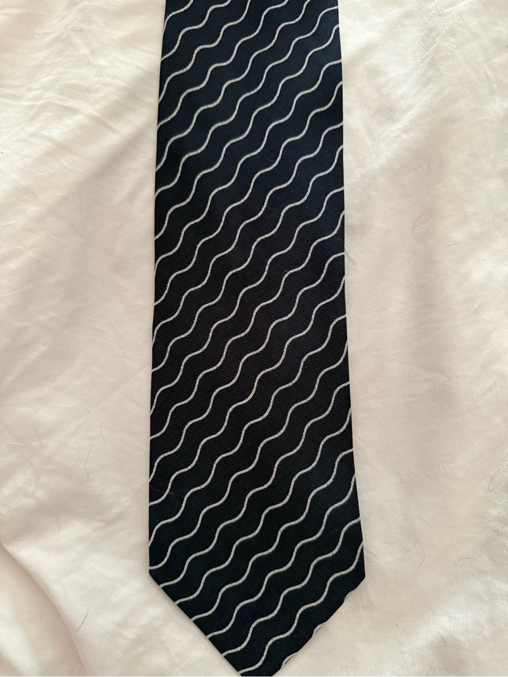 Giorgio Armani Cravatte 100% Silk Navy Wave Pattern Neck Tie Made in Italy
